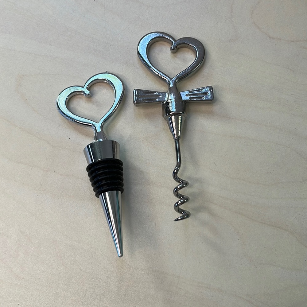 NWOT hearts wine opener and plug